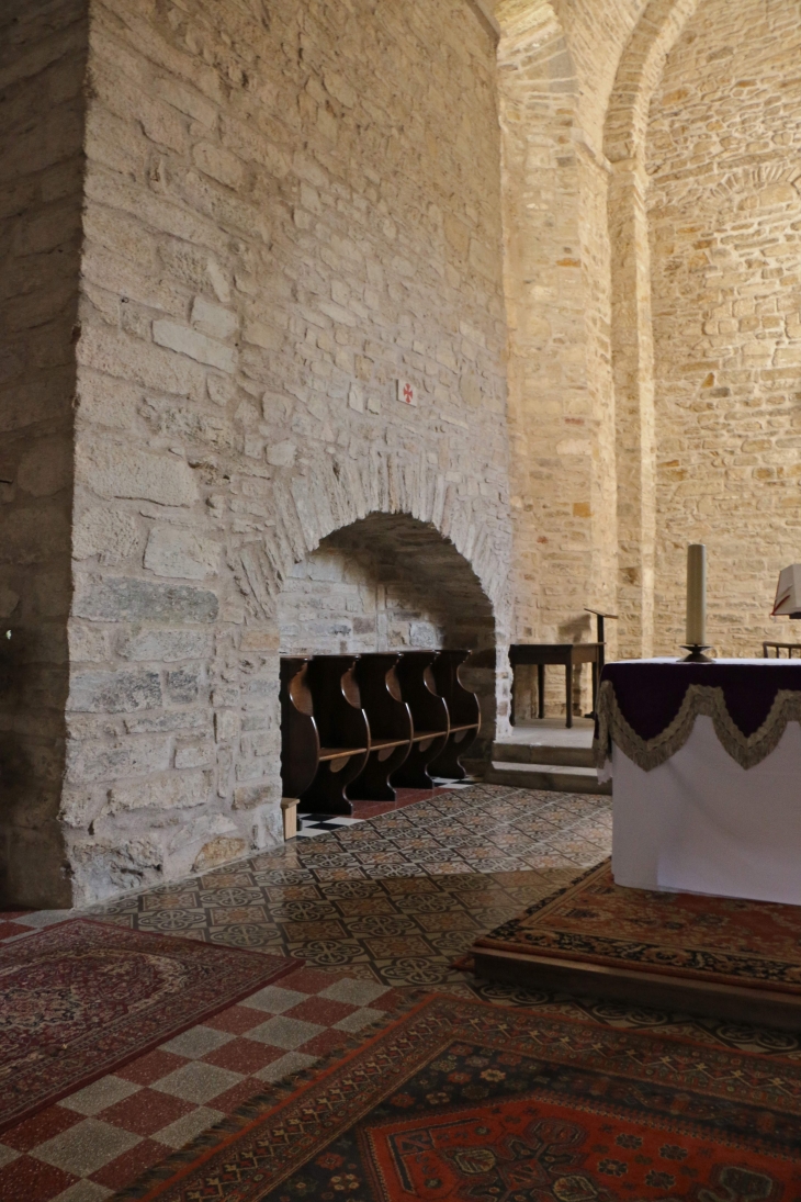 Stalles dans le choeur de l'église abbatiale de l'abbaye de Bonnecombe. - Comps-la-Grand-Ville
