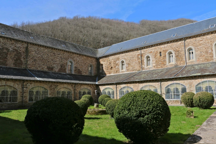 Le jardin du cloître de l'abbaye Notre Dame de Bonnecombe. - Comps-la-Grand-Ville