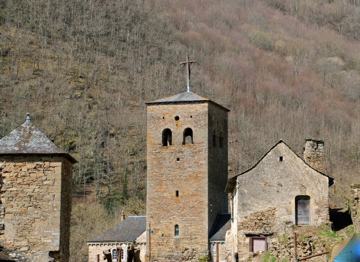 Abbaye Nore-Dame de Bonnecombe : la tour Saint Bernard. - Comps-la-Grand-Ville