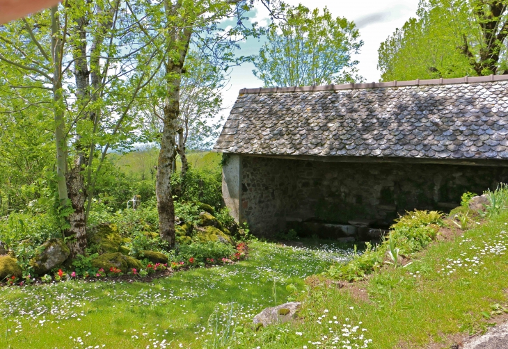 Le-lavoir-du-hameau-de-salgues - Condom-d'Aubrac