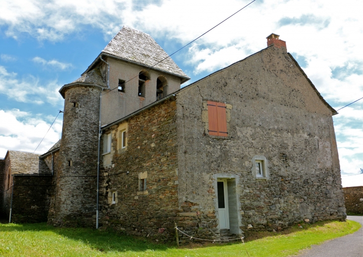 Façade nord de l'église du hameau d'Aunac. - Condom-d'Aubrac