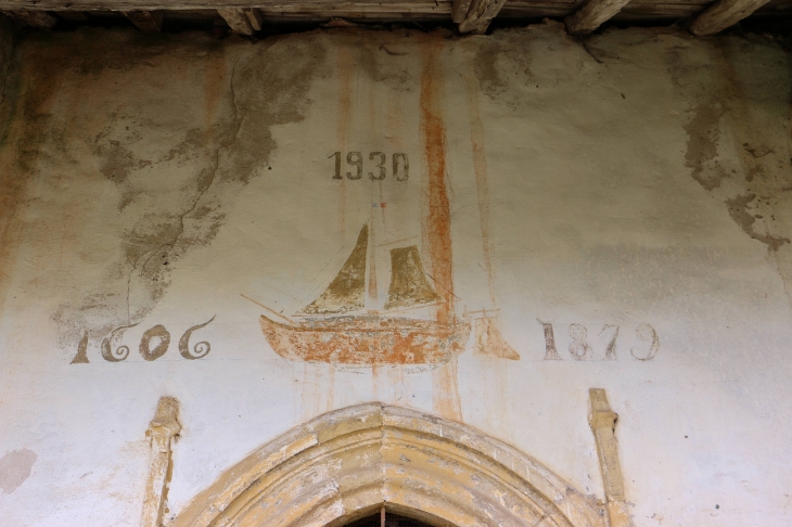 Détail de la frise du portail de l'église du hameau d'Aunac. - Condom-d'Aubrac