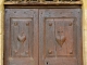 Détail : la porte sculptée de l'église du hameau d'Aunac.