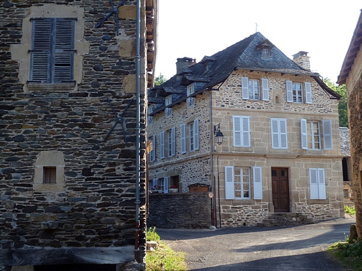 Le Monastère : maisons du hameau - Coubisou