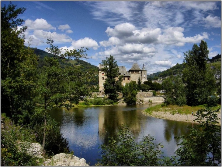 Le chateau au confluent du Lot et de la Truyère - Entraygues-sur-Truyère