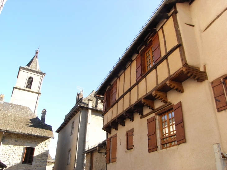 Eglise d'Entraygue et maison à colombage - Entraygues-sur-Truyère