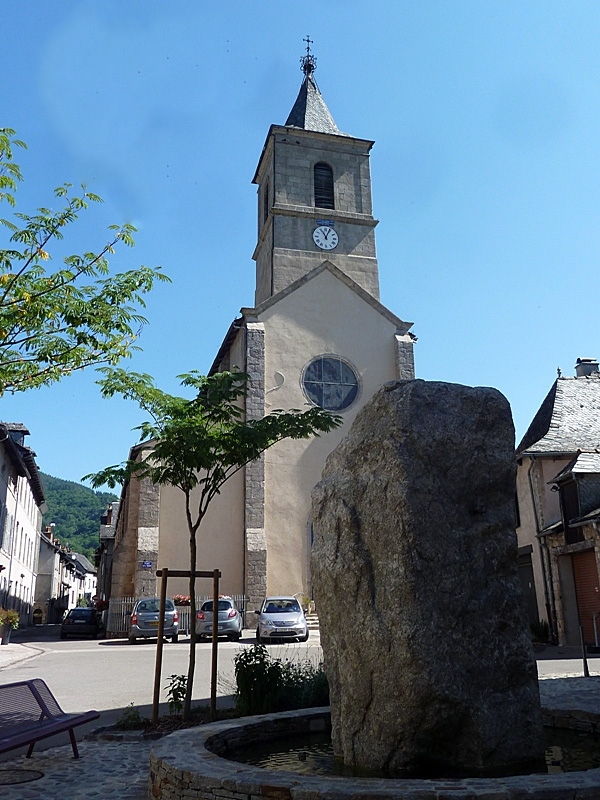 Devant l'église - Entraygues-sur-Truyère