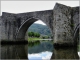 Vue d'Entraygues à travers une arche du vieux pont sur la Truyère