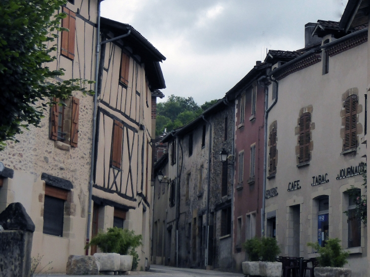 Une rue du village - Flagnac