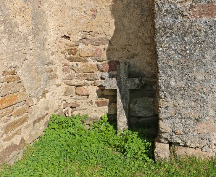 Contre le mur de l'ancienne église Saint Pierre à la Capelle Viaur. - Flavin