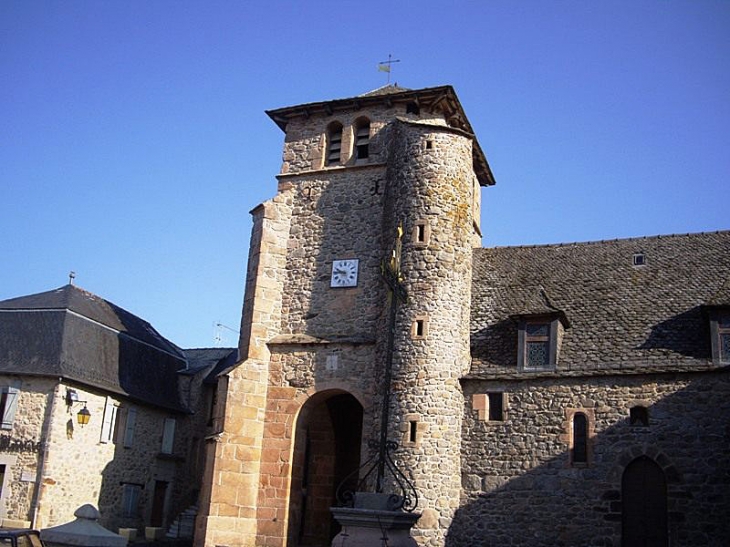 L'église Le 1er Janvier 2016 les communes La Bastide-l'Évêque, Saint-Salvadou et Vabre-Tizac   ont fusionné  pour former la nouvelle commune Le Bas-Ségala.