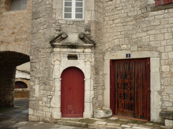 Belle porte du XVIIe siècle. - La Cavalerie