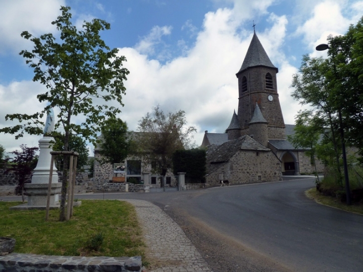 Vers l'église Le 1er Janvier 2016 les communes  Alpuech, Graissac, Lacalm, La Terrisse, Sainte-Geneviève-sur-Argence et Vitrac-en-Viadène  ont fusionné  pour former la nouvelle commune Argence-en-Aubrac.