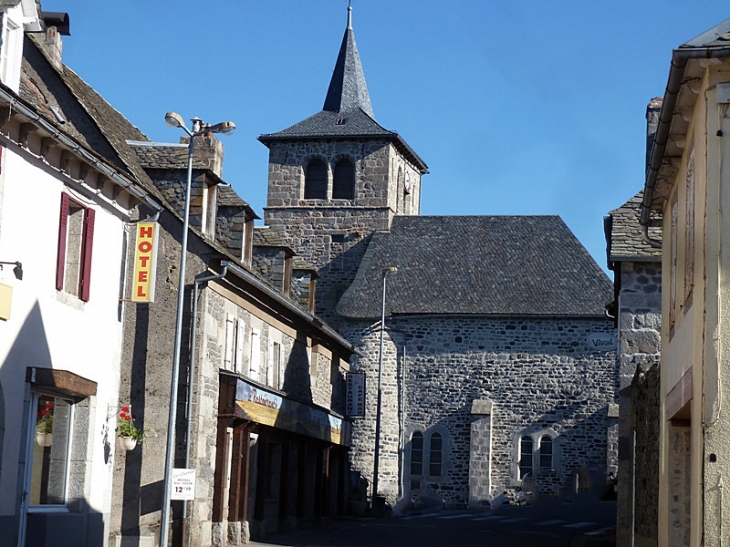 La rue principale Le 1er Janvier 2016 les communes  Alpuech, Graissac, Lacalm, La Terrisse, Sainte-Geneviève-sur-Argence et Vitrac-en-Viadène  ont fusionné  pour former la nouvelle commune Argence-en-Aubrac.