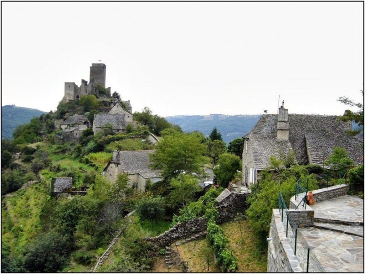 Le chateau et le village perchés de VALON - Lacroix-Barrez