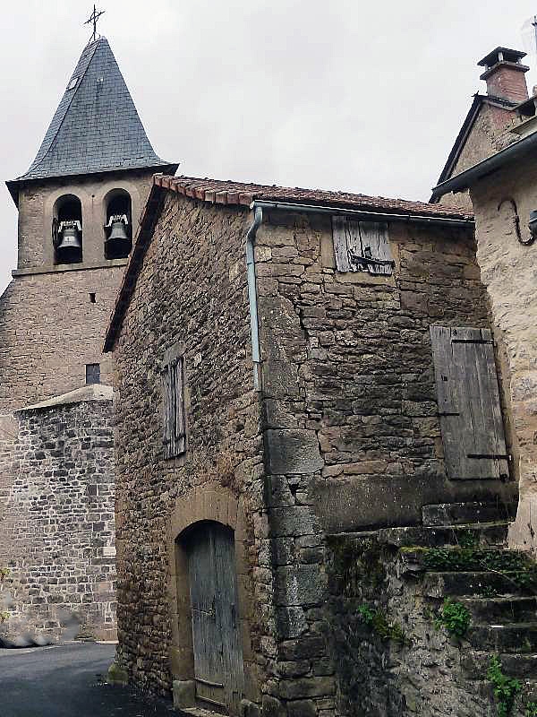 L'église Le 1er Janvier 2016 les communes   Buzeins, Lapanouse, Lavernhe, Recoules-Prévinquières et Sévérac-le-Château  ont fusionné  pour former la nouvelle commune Sévérac-d'Aveyron .
