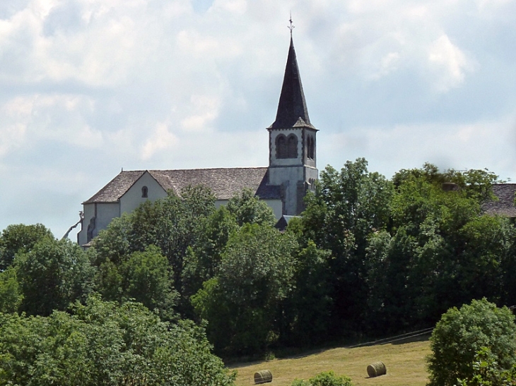Vue sur l'église de Roussy - Le Fel