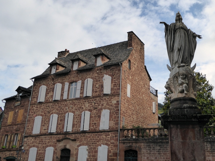 Dans le village - Marcillac-Vallon