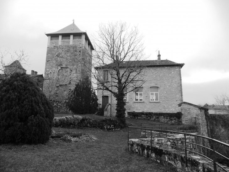 Tour et mairie coté vallée - Montsalès