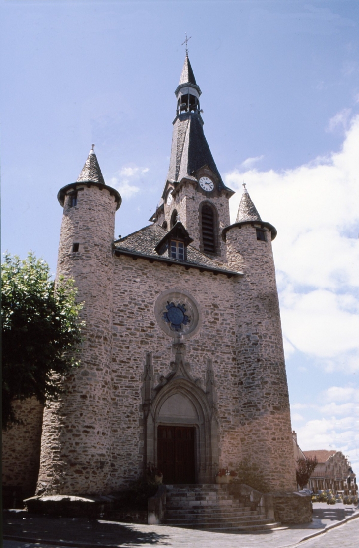 L'église et son magnifique clocher  Crédit : André Pommiès - Naucelle