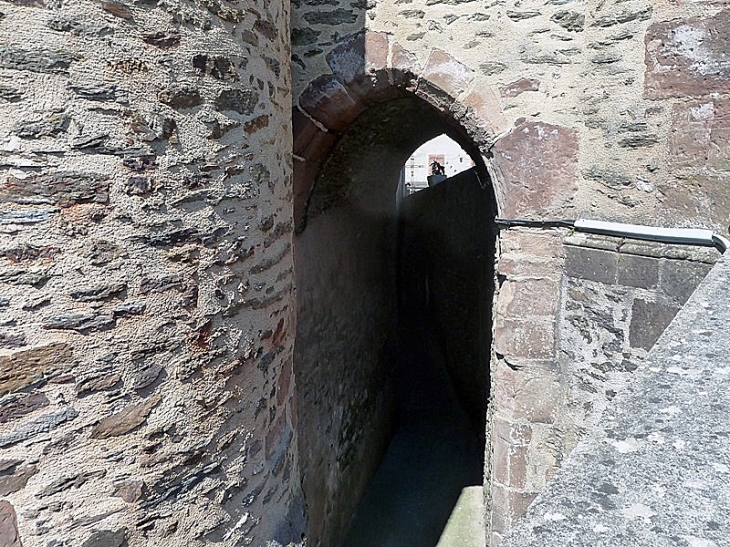 Passage sous l'église - Noailhac