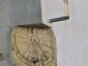 Dans le village, cadran solaire à l'angle d'une façade.