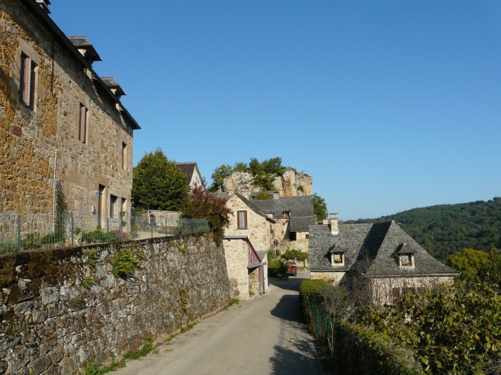 La rue principale du village  Crédit : André Pommiès - Rodelle