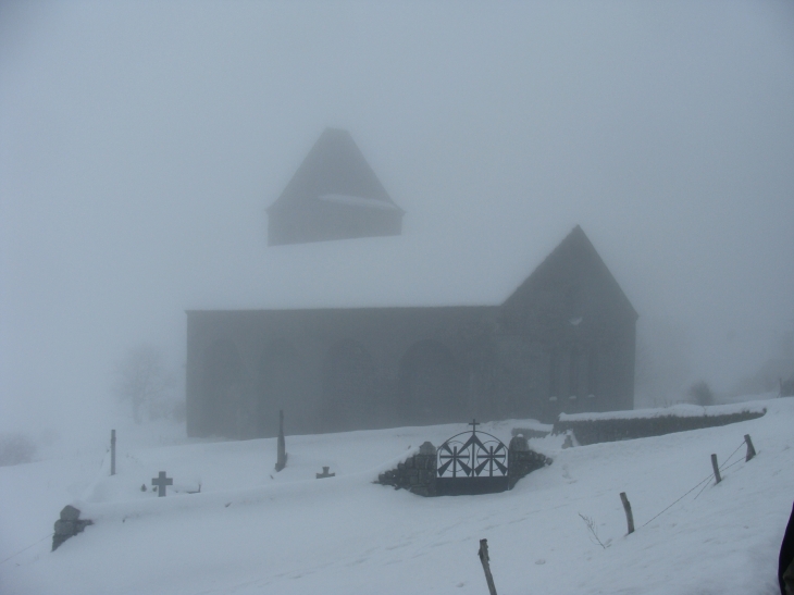 église dans la brume - Saint-Chély-d'Aubrac