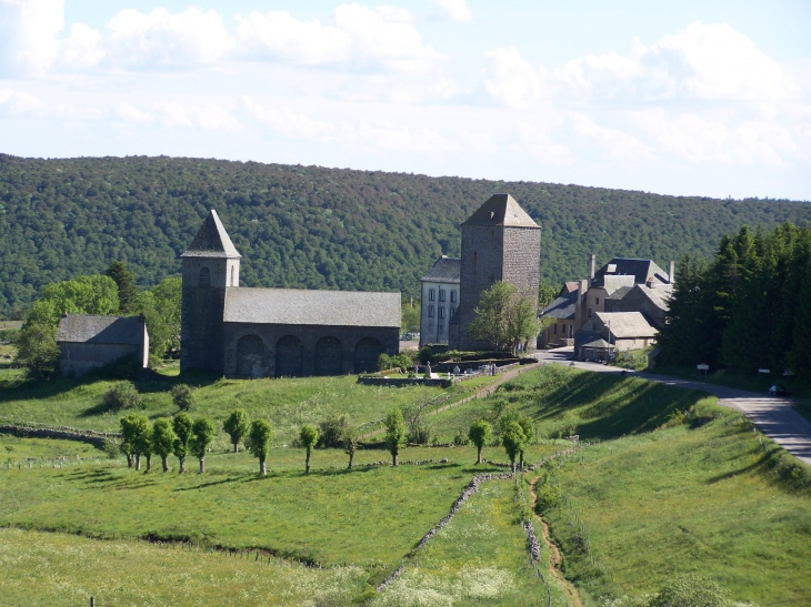 La dômerie d'Aubrac et la tour aux anglais vues du chemin de Saint-Jacques de Compostelle - Saint-Chély-d'Aubrac