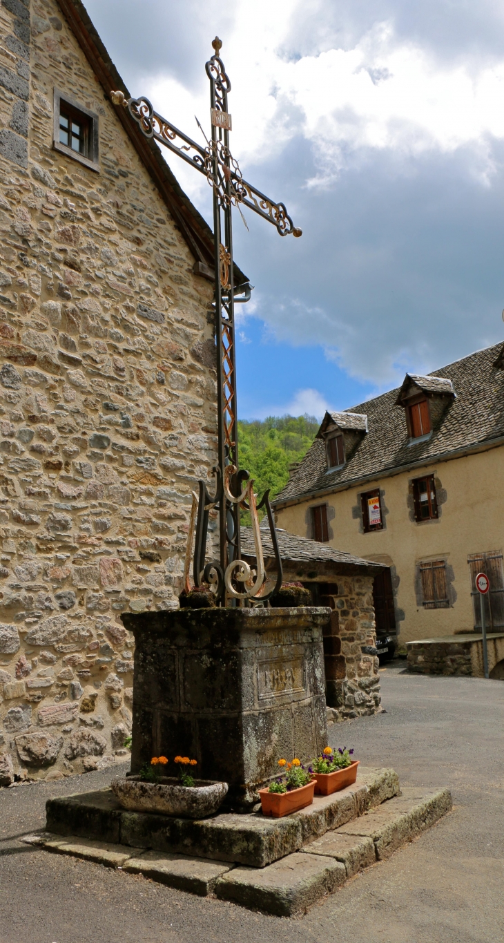 Croix en fer forgé du XVIIIe siècle. - Saint-Chély-d'Aubrac