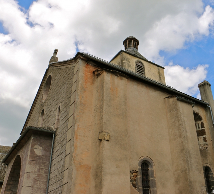 Façade sud-ouest de l'église Notre Dame des Pauvres avec son Cadran Solaire. - Saint-Chély-d'Aubrac