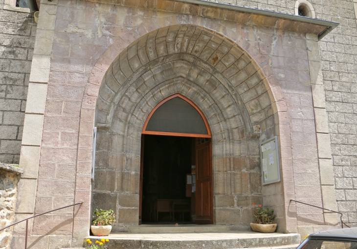 Le portail de l'église Notre dame des Pauvres. - Saint-Chély-d'Aubrac
