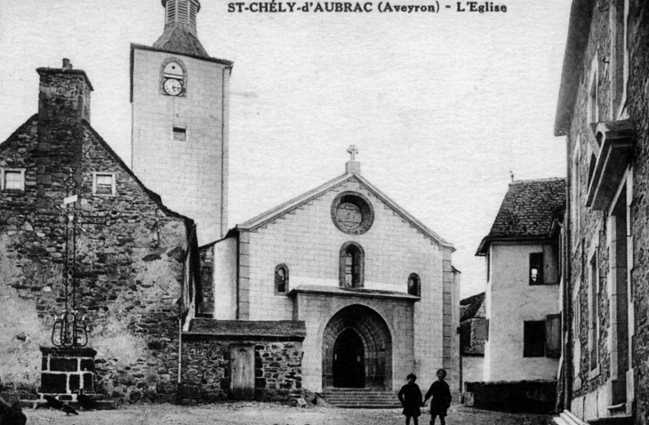 L'église, vers 1905 (carte postale ancienne). - Saint-Chély-d'Aubrac