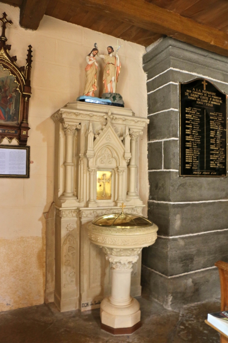 Eglise Notre Dame des Pauvres : les fonts baptismaux. - Saint-Chély-d'Aubrac