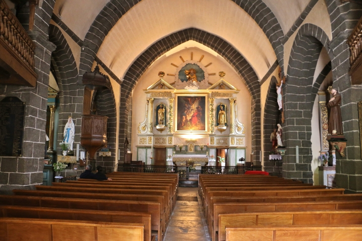 Eglise Notre Dame des Pauvres : la nef vers le choeur. - Saint-Chély-d'Aubrac