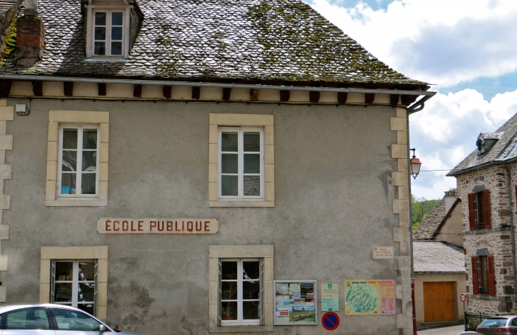 Ecole publique. - Saint-Chély-d'Aubrac