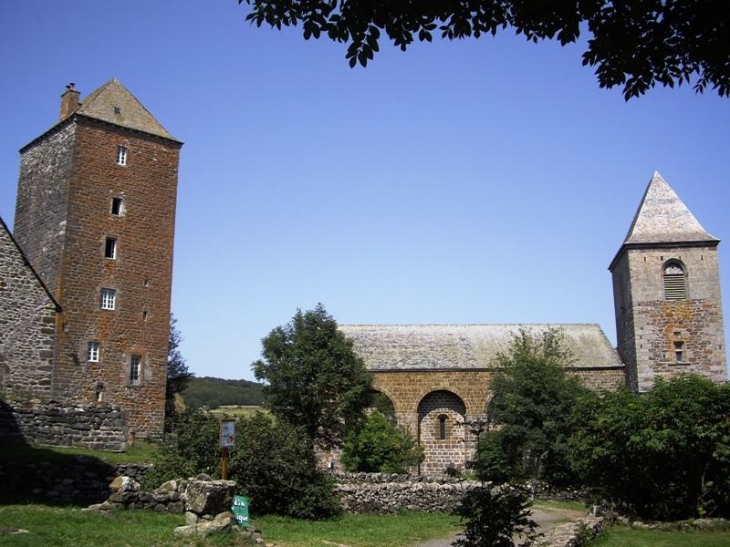 Aubrac : la domerie et l'église - Saint-Chély-d'Aubrac