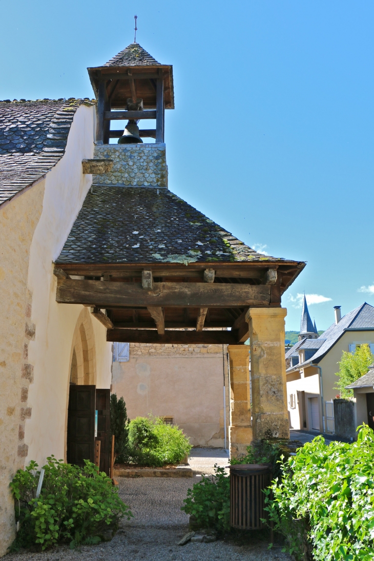 Porche d'entrée de la chapelle des pénitents blancs. - Saint-Côme-d'Olt