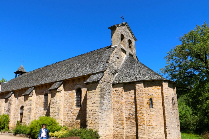 La chapelle des pénitents blancs, coté sud est orné de modillons bien conservés et d'un reste de frise peinte. - Saint-Côme-d'Olt