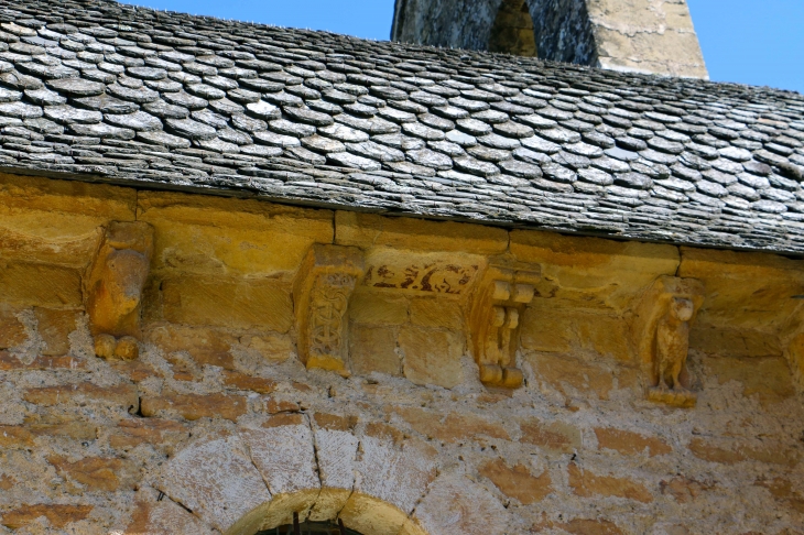 Chapelle des pénitents blancs, coté sud : modillons et reste de frise peinte. - Saint-Côme-d'Olt
