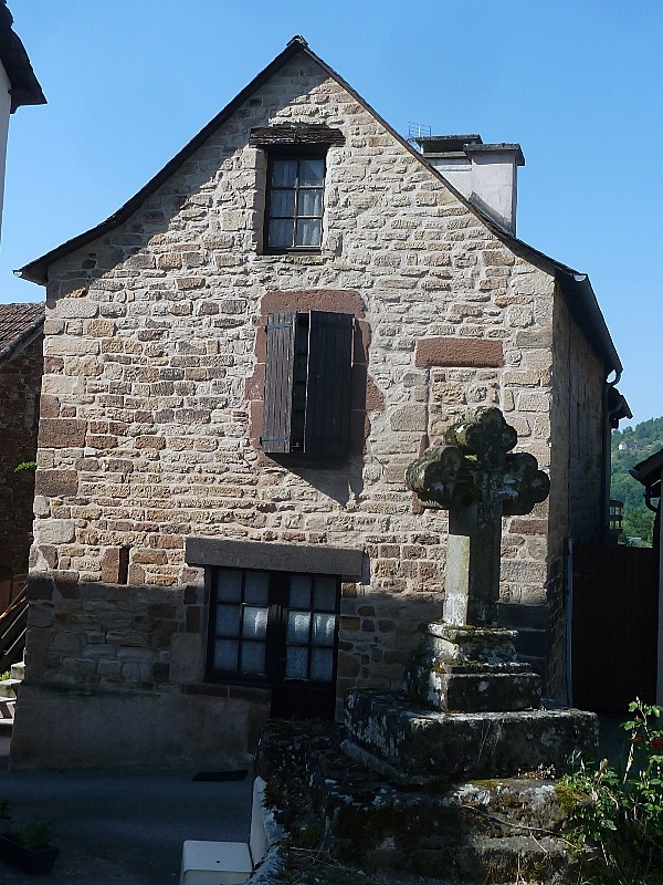 La croix devant la maison - Saint-Cyprien-sur-Dourdou