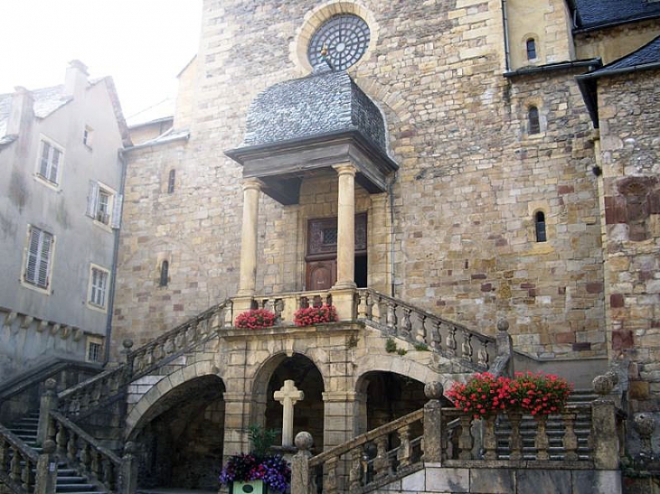 L'escalier monumental de l'église - Saint-Geniez-d'Olt