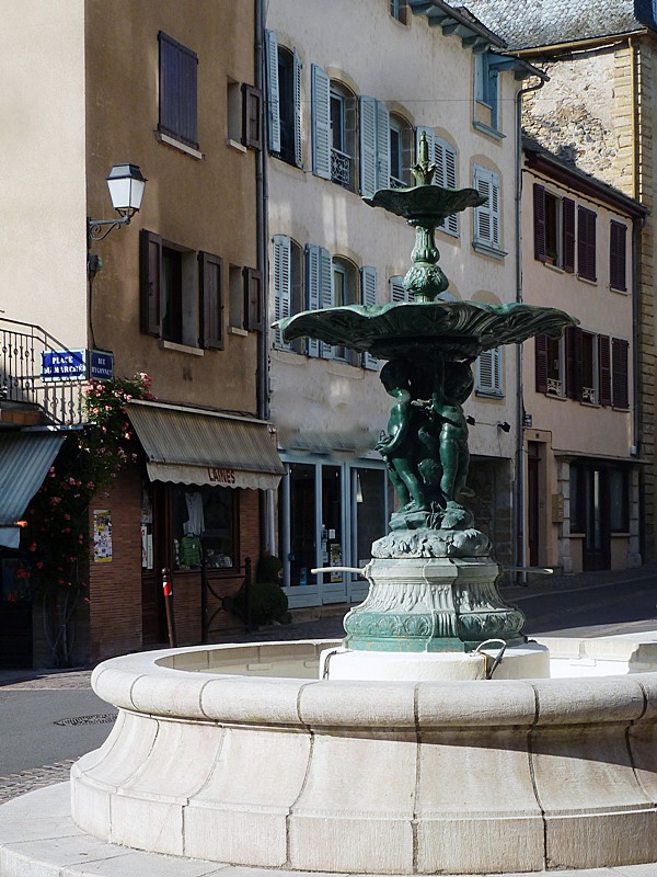 Fontaine en ville - Saint-Geniez-d'Olt