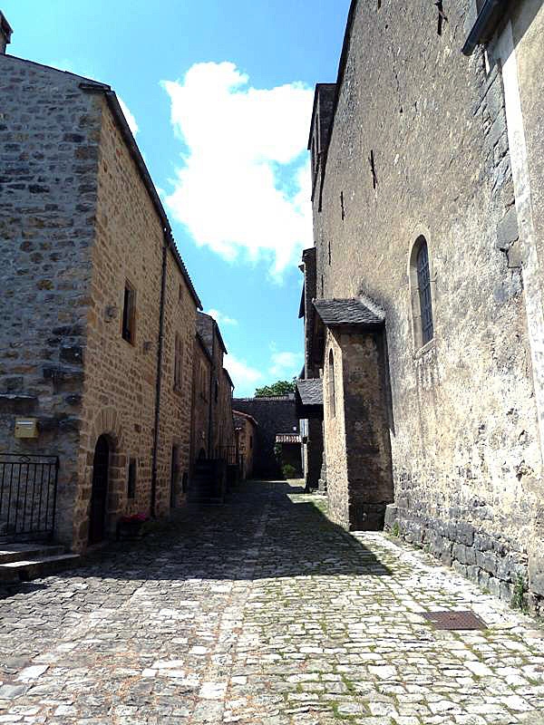  Saint Jean d'Alcas : ruelle-pavee - Saint-Jean-et-Saint-Paul