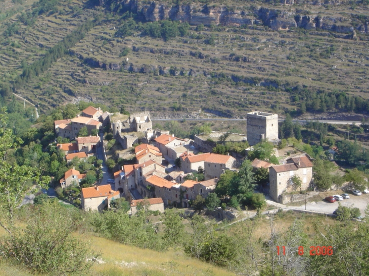Chateau et hameau d'auriac vu des hauteurs - Saint-Rome-de-Tarn