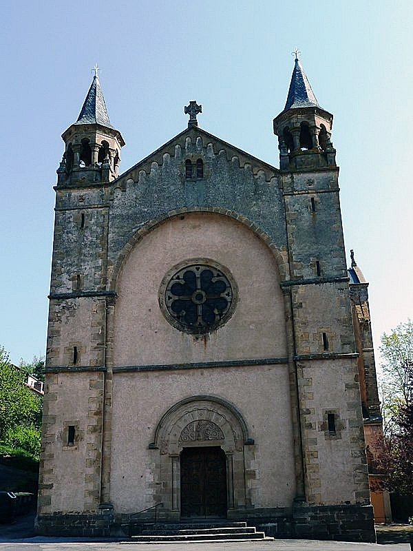 La façade de l'église - Saint-Sever-du-Moustier