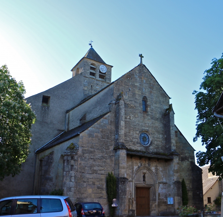 Façade occidentale de l'église Sainte Eulalie des XIe et XVIE siècle. - Sainte-Eulalie-d'Olt