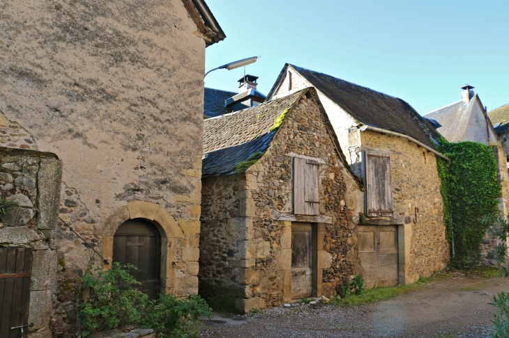 Maisons anciennes du village. - Sainte-Eulalie-d'Olt