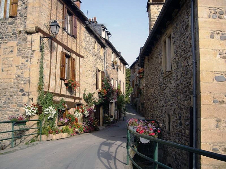 Une rue du village - Sainte-Eulalie-d'Olt