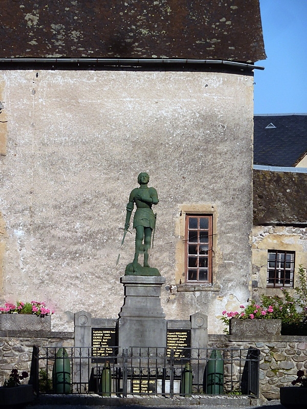 Le monument aux morts - Sainte-Eulalie-d'Olt